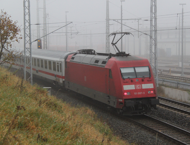 James-Bond 101 007-3 mit IC 2184  von Hamburg Hbf nach Rostock Hbf bei der Einfahrt im Rostocker Hbf.29.10.2011