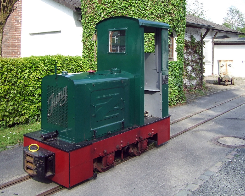 Jung EL 105 Feldbahn-Diesellokomotive am 29.05.2010 im Maschinen- & Heimatmuseum Eslohe.
Die Lok wurde 1948 unter Fabrik-Nummer 10834 bei Arnold Jung Lokomotivenfabrik GmbH, Jungenthal, Kirchen a.d. Sieg gebaut und an Schiefergrube Mosellaschacht,
Vereinigte Moselschiefergruben GmbH, Hausen b. Mayen/Eifel geliefert. 
Die Leistung betrgt 12 PS bei 10000 U/min, die Zugkraft betrgt 600 kg, sie hat ein Gewicht von 2900 kg und eine Geschwindigkeit von 4-8 km/h.
