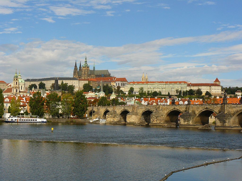 Karlsbrcke, Karlův most, Prag 07-09-2012.

Karlsbrug, Karlův most, gefotografeerd vanaf de Smetanovo nbře. Praag 07-09-2012.