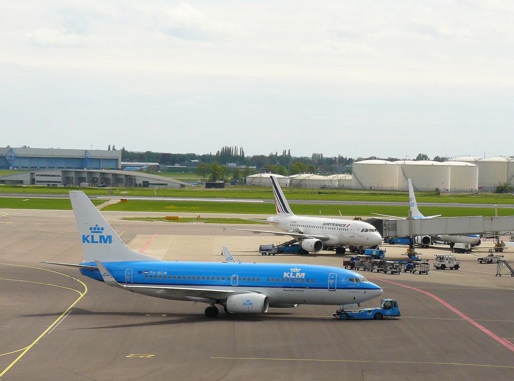KLM Boeing 737-700 PH-BGW  Zanglijster . Flughafen Schiphol, Amsterdam, Niederlande 06-05-2012.


KLM Boeing 737-700 geregistreerd als PH-BGW en met de naam  Zanglijster . Eerste vlucht van dit vliegtuig 25-09-2011. Schiphol Amsterdam 06-05-2012.