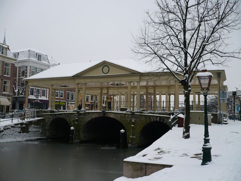 Koornbrug / Vismarkt in Leiden 19-12-2010.