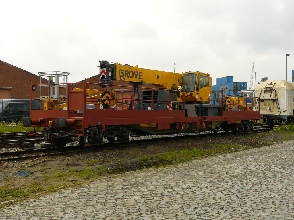 Kranwagen ohne Nummer. Rijstweg Hafen Antwerpen, Belgien 12-08-2011.