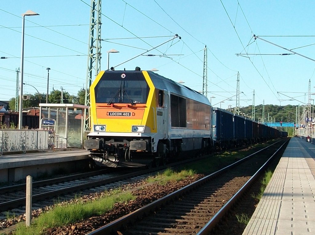 Kreidezug Klementelvitz-Peitz Ost mit Locon`s Voith-Maxima 401 am 27.Juni 2010 bei der Durchfahrt durch Bergen/Rgen. 