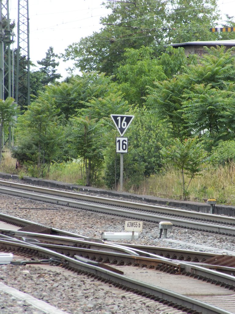 Kuriosit�ten  in Weinheim I: Zwei Schilder, die auf eine Geschwindigkeits�nderung aufmerksam machen. Nur, sollte die Ank�ndigung nicht etwas weiter vor der Umsetzungsstelle stehen? (Nicht zwangsweise, denn hier erh�ht sich die zul�ssige Geschwindigkeit von 90 auf 160. Sieht aber trotzdem verwirrend aus)