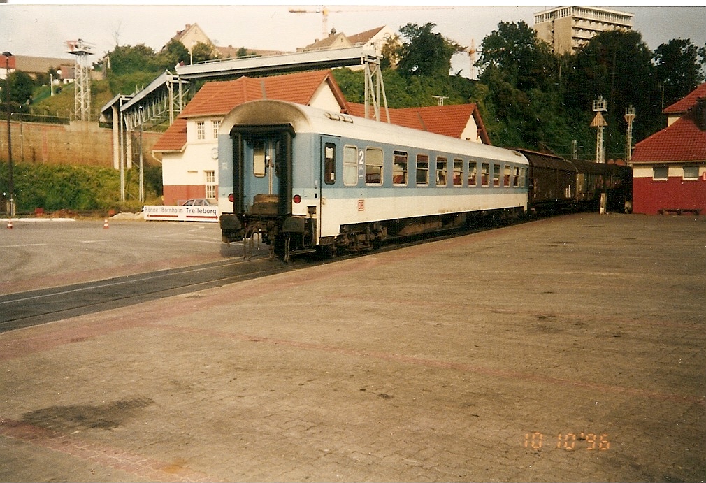 Kurswagen Malm� Central-Berlin Lichtenberg wurde am 10.Oktober 1996 im damaligen Sassnitzer Hafen von der F�hre gezogen.