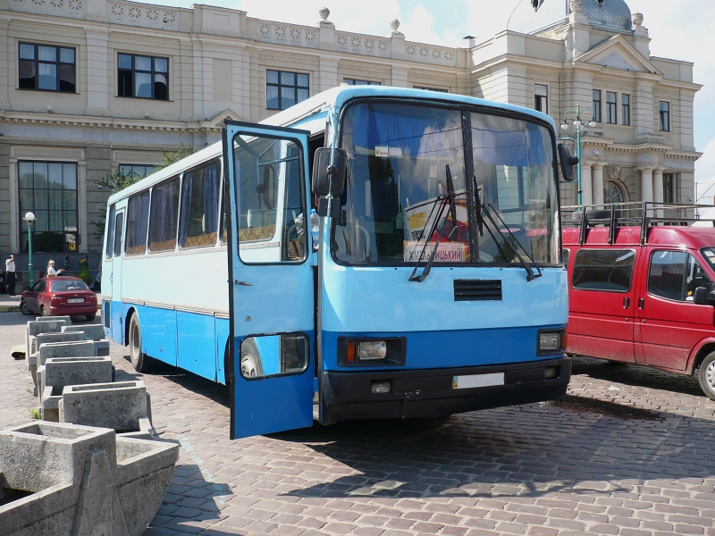 LAZ Reisebus vor Lviv Hbf fotografiert am 25-05-2010.