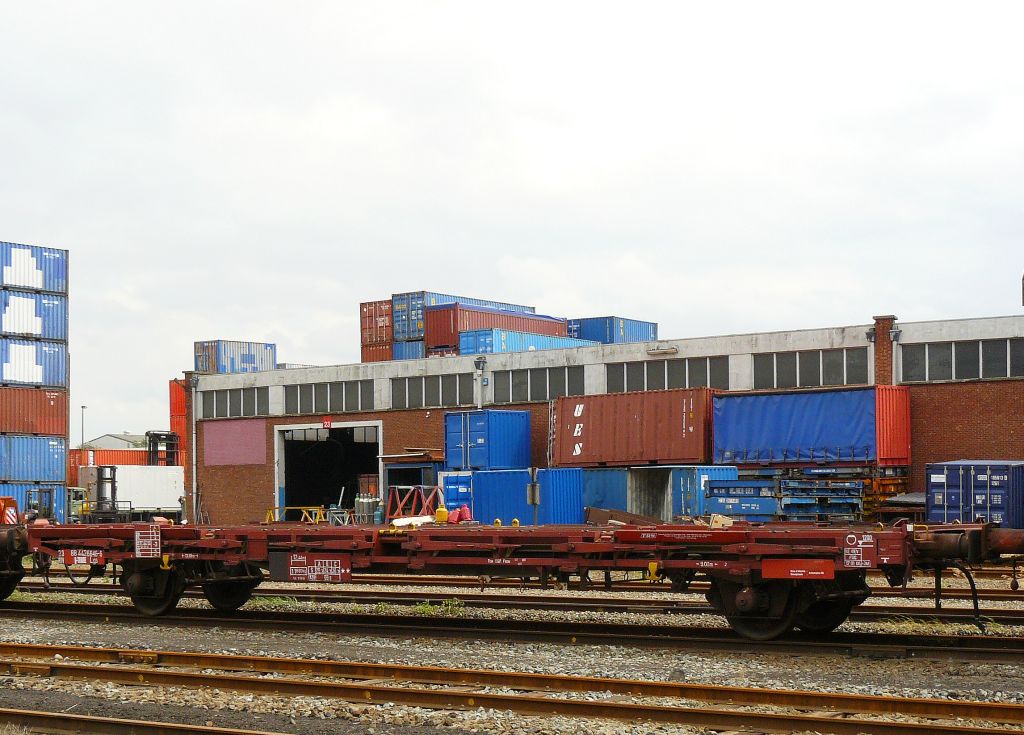 Lgs Containerwagen der Firma TRWBE aus Belgien. Emdenweg Hafen Antwerpen 22-06-2012.



Belgische twee assige containerwagen met omklapbare rongen van de firma TRWBE type Lgs met nummer 23 88 442 6646-6. Emdenweg haven Antwerpen 22-06-2012.