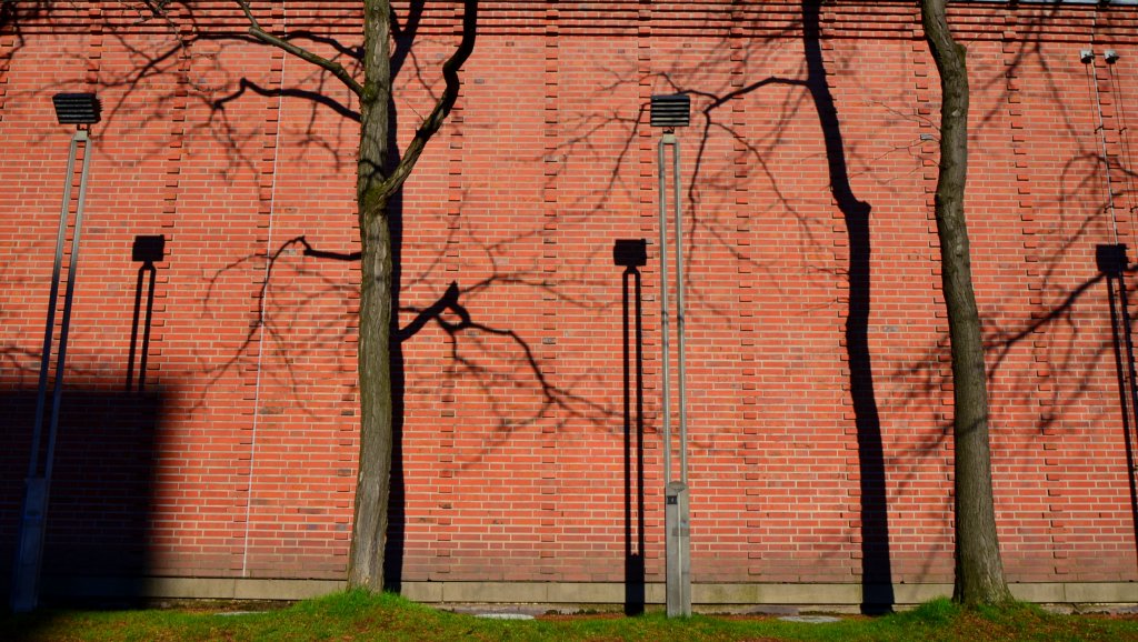 Licht(masten) und Schatten in der Mittagssonne am Museum Ludwig in Kln. (13.01.13)