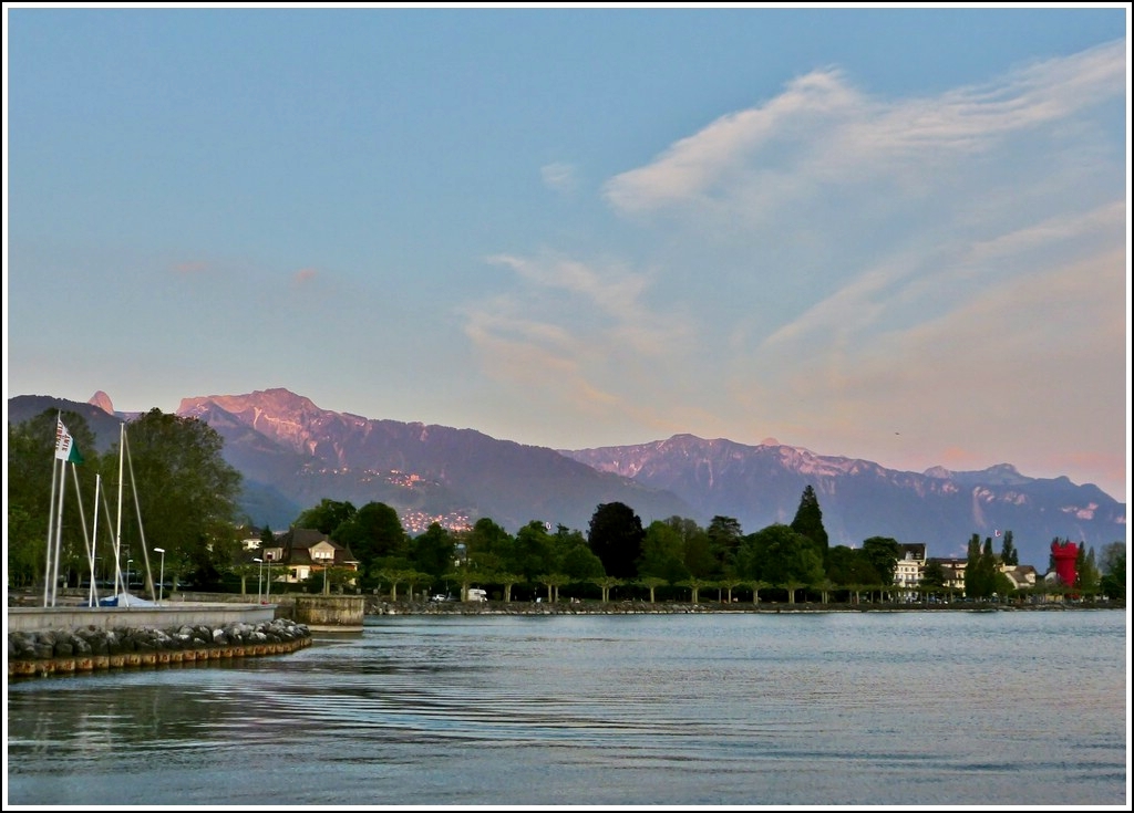 Links im Bild wird der Dent de Jaman neben dem Rochers de Naye von der Abendsonne angestrahlt. Vevey, 25.05.2012 (Jeanny)