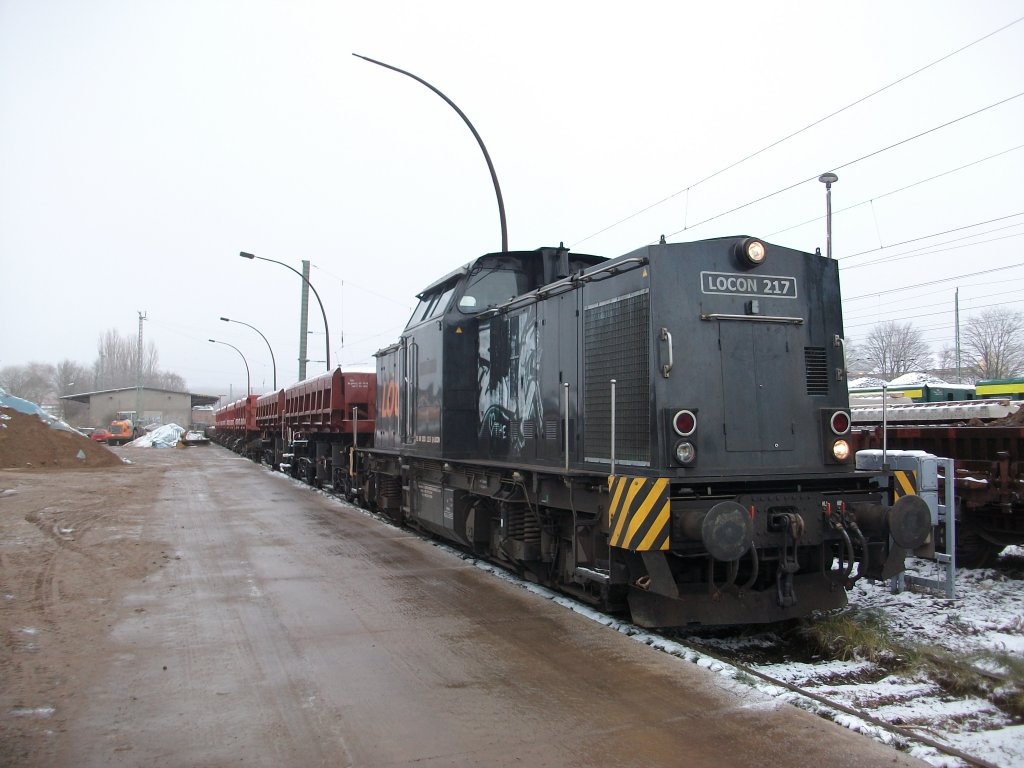 LOCON-217 holte,am 26.November 2010,von der Ladestra�e in Bergen/R�gen,mit Schotter beladene Seitenkippwagen ab.