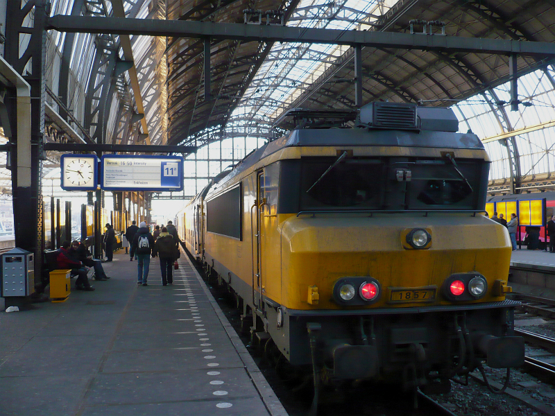 Lok 1857 mit DDM-Wagen abfahrt bereit in Amstertdam CS am 03-02-2011.