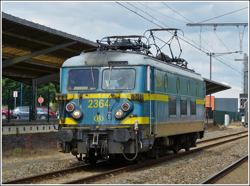 Lokportrait der HLE 2364 aufgenommen am 23.06.2012 in Erquelinnes. (Jeanny) 

Zum Abschied dieser sch�nen Loks, m�chte ich noch ein paar Worte �ber sie verlieren: Wegen der fortschreitenden Elektrifizierung des belgischen Eisenbahnnetzes Anfang der 1950er Jahre, wurde eine Serie von 83 Lokomotiven bei AMN in Nivelles bestellt. Aus dieser Firma ging im �brigen sp�ter die Firma BN hervor. Die elektrische Ausr�stung dieser Loks stammt von ACEC. Grunds�tzlich basierten die neuen Fahrzeuge auf der Baureihe 122 (sp�ter 22), die im Jahr 1954 ausgeliefert wurde. 

Die neue Baureihe, die zun�chst als Baureihe 123 eingegliedert wurde, verf�gte im Gegensatz zur Baureihe 122 �ber eine elektrische Widerstandsbremse. Wegen dieser stark wirkenden Bremsen, sollten die Fahrzeuge zun�chst auf der steigungsreichen Strecke von Br�ssel �ber Namur nach Luxemburg eingesetzt werden. Ein weiterer Unterschied zur Baureihe 122 bestand in der Anordnung der L�ftungsgitter. W�hrend diese bei der Baureihe 122 noch in der Dachschr�ge angeordnet waren, wanderten diese bei der Baureihe 123 auf die Seitenw�nde. 

Die 83 Loks wurden nach dem alten Ordnungssystem der SNCB/NMBS als 123.001 bis 123.083 eingereiht. Bei der Umstellung der Baureihenbezeichnungen zum 01.01.1971 wurden die Fahrzeuge der bisherigen Baureihe 123 als Baureihe 23 gef�hrt. Analog dazu erhielten die Fahrzeuge nun die Ordnungsziffern 2301 bis 2383. 

Ausger�stet sind alle Loks der Baureihe 23 mit einer Mehrfachsteuerung. Einige der Maschinen sind f�r die Montage von automatischen Kupplungen vorbereitet. Diese haben sie allerdings nie erhalten. In den siebziger Jahren wurden die einfachen Lampen der Loks durch Doppelleuchten ersetzt. Auf Basis der Baureihe 23 entstand einige Jahre sp�ter die Baureihe 25. Ausgeliefert wurden alle Fahrzeuge in dunkelgr�n. Zwischen 1977 und 1995 wurden alle Loks der Baureihe 23 in das heutige Blau der SNCB/NMBS umlackiert. Zwischenzeitlich hatten einige Fahrzeuge versuchsweise eine gelbe Lackierung erhalten, die jedoch auch der blauen Farbgebung weichen musste. 
 

Zum Schluss noch die technischen der S�rie 23: 
Baujahre: 1955-1957 
Dauerleistung: 1.740 kW 
Anzugskraft: 196 kN 
H�chstgeschwindigkeit: 130 km/h (zeitweise 120 km/h)
Dienstgewicht: 92,0 t
L�nge: 18,00 m
Achsfolge: Bo'Bo'


