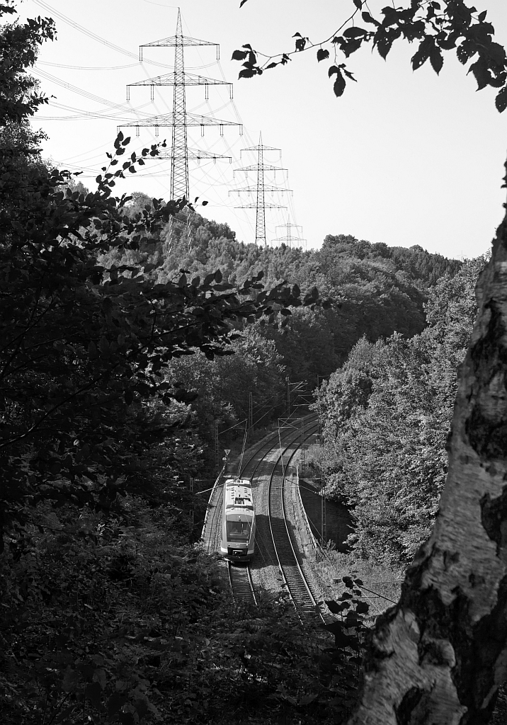 Mal was modernes in S-W - 640 007 ein LINT 27 der DreiLnderBahn als RB 95 (Au/Sieg  - Betzdorf - Siegen - Dillenburg) berquert hier am 19.08.2012, kurz vor dem 32 m langen Mhlburg-Tunnel (wird auch Mhleberg-Tunnel genannt), die Sieg um sie gleich hinter dem Tunnel wieder zu berqueren danach kommt dann der Bf Scheuerfeld/Sieg. Die Fahrtrichtung ist Siegen.