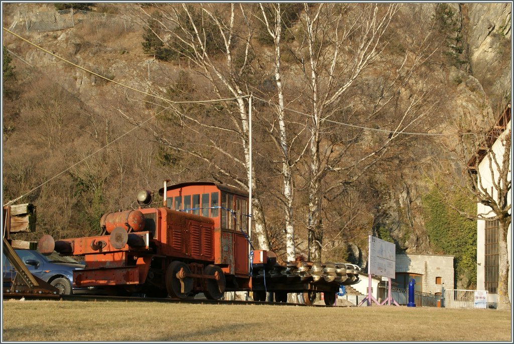 Man k�nnte dar�ber diskutieren ob dies noch eine Lok ist oder schon Schrott...
Dekoration bei einem Wasserkraftwerk bei Pisse-Vache im Wallis am 14.3 Feb. 2012