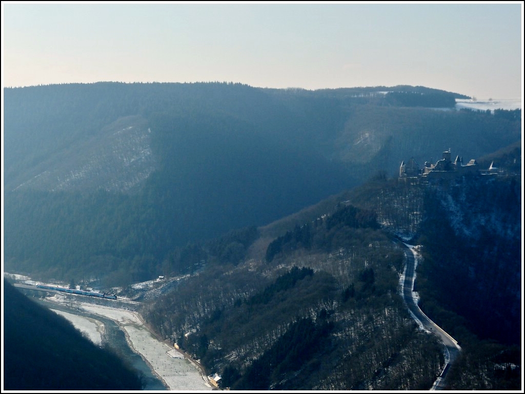 Man wrde nicht vermuten, dass es ein Bahnbild ist, aber vom Aussichtspunkt  Gringlee  in Lipperscheid sieht man die Sauerbrcke in Michelau. Wre im Sommer einen erneuten Versuch wert. 04.02.2012 (Jeanny) 