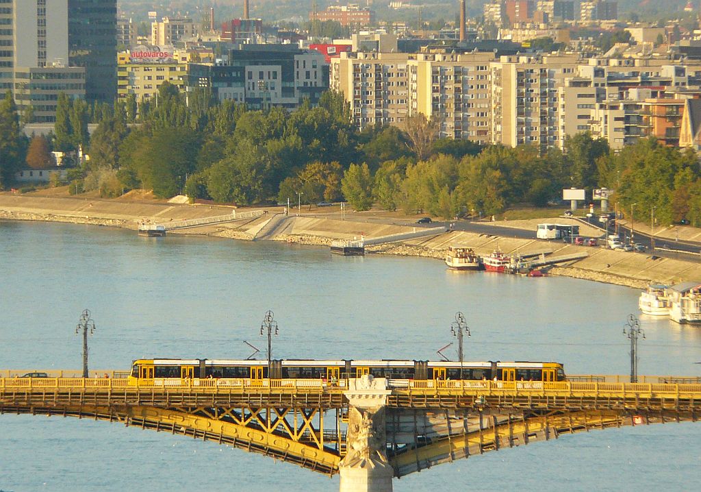 Margit hd mit Strassenbahn. Budapest 03-09-2011.

Margit hd met tram. Boedapest 03-09-2011.