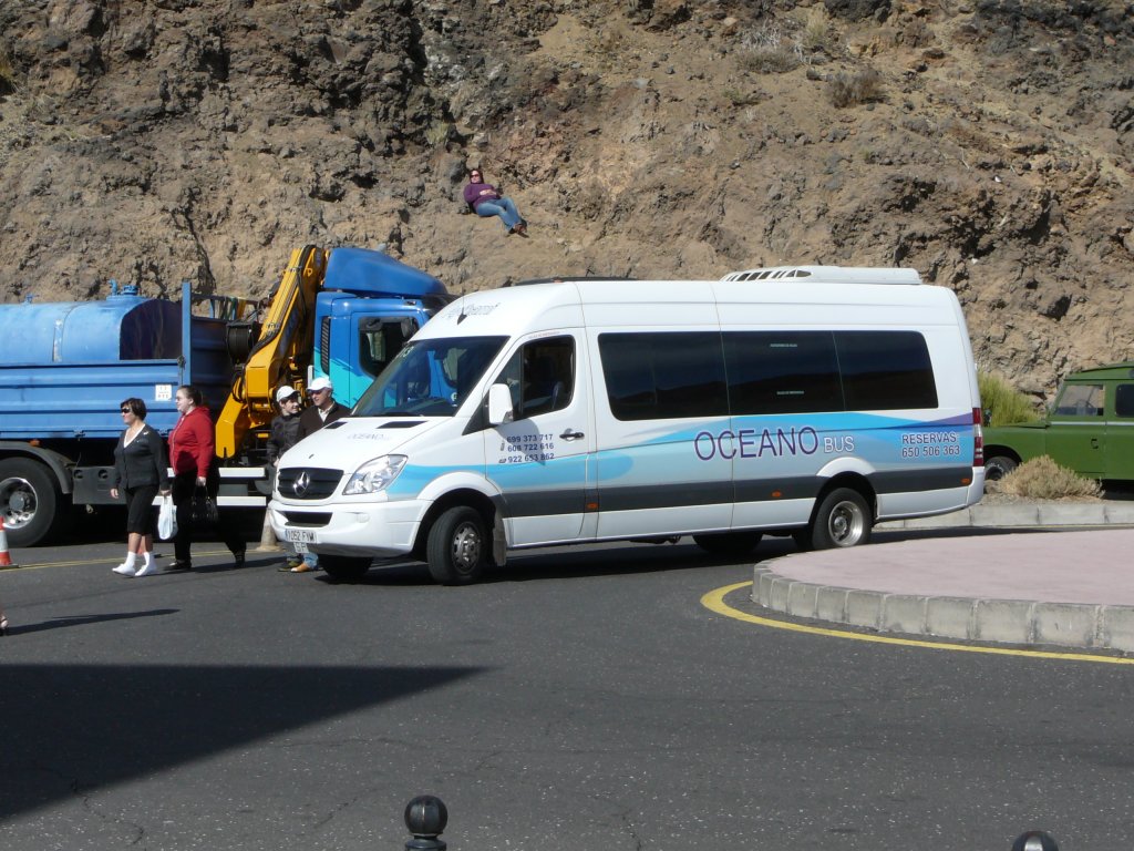 MB Sprinter von  OCEANO-Bus  wartet an der Talstation zur Teidebahn/Teneriffa auf seine Fahrg�ste