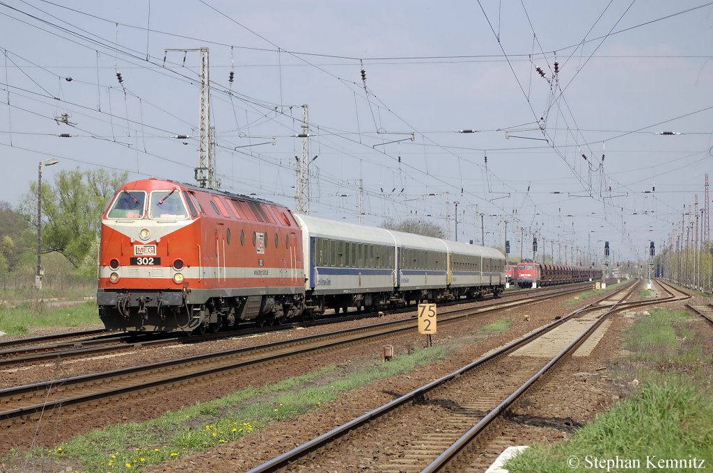 MEG 302 (229 173-0) mit Waggons der NOB als DbZ 93034 bei der Durchfahrt in Priort. 19.04.2011