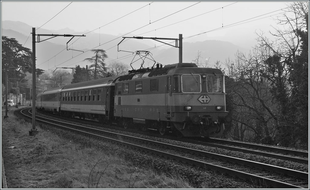 Mehr als eine Frage, als ein Bild: Sind hier die Grenzen der Bildbearbeitung �berschritten? 
Swiss-Express Re 4/4 II 11108 mit IR bei Vevey am 04. M�rz 2012 bei starkem Morgengegenlicht. 