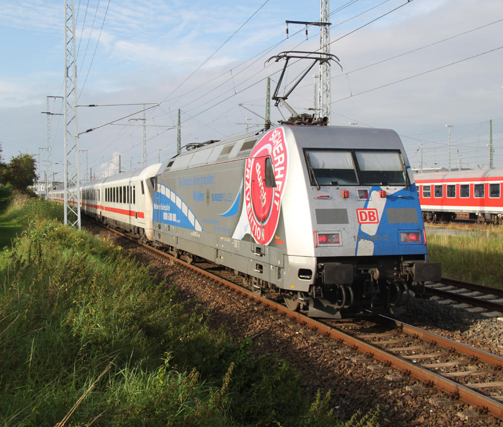 Mein Feind hat auch einen Namen Bundespoilzei:101 060-2 mit IC2216 Stuttgart-Stralsund bei der Einfahrt im Rostocker Hbf.10.09.2011