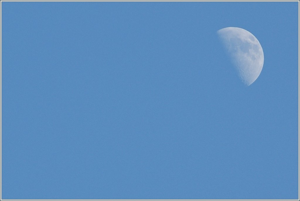 Meine Antwort auf Jeannys Frage bei Bild 183039:  Was machen die Bahnfotografen, wenn kein Zug kommt? : Die streben nach Hherem...
Zunehmender Mond von Rivaz (Erde) aus aufgenommen am 1. Mrz 2012.