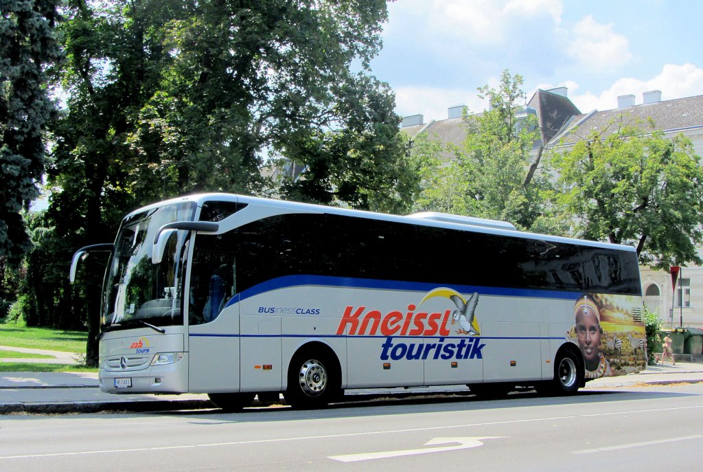 MERCEDES BENZ TOURISMO von SAB-Tours aus �sterreich am 14.7.2013 in Krems gesehen.