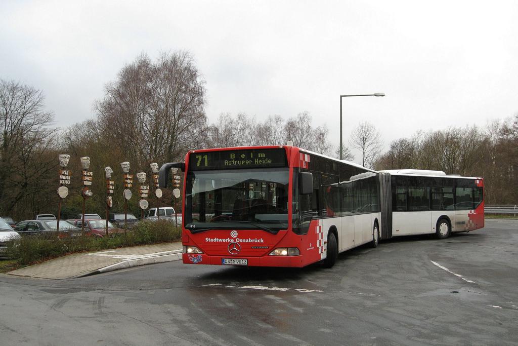 Mercedes Citaro Gelenkbus der Stadtwerke Osnabr�ck an der mit R�mermasken verzierten Haltestelle am Bahnhof Osnabr�ck Sutthausen.
Aufnahme am 4.12.2009.