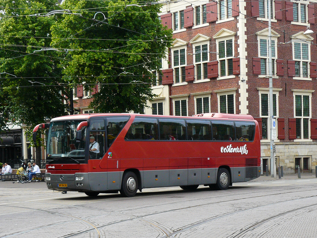 Mercedes Reisebus der Firma Oostenrijk fotografiert in Den Haag am 29-05-2011.