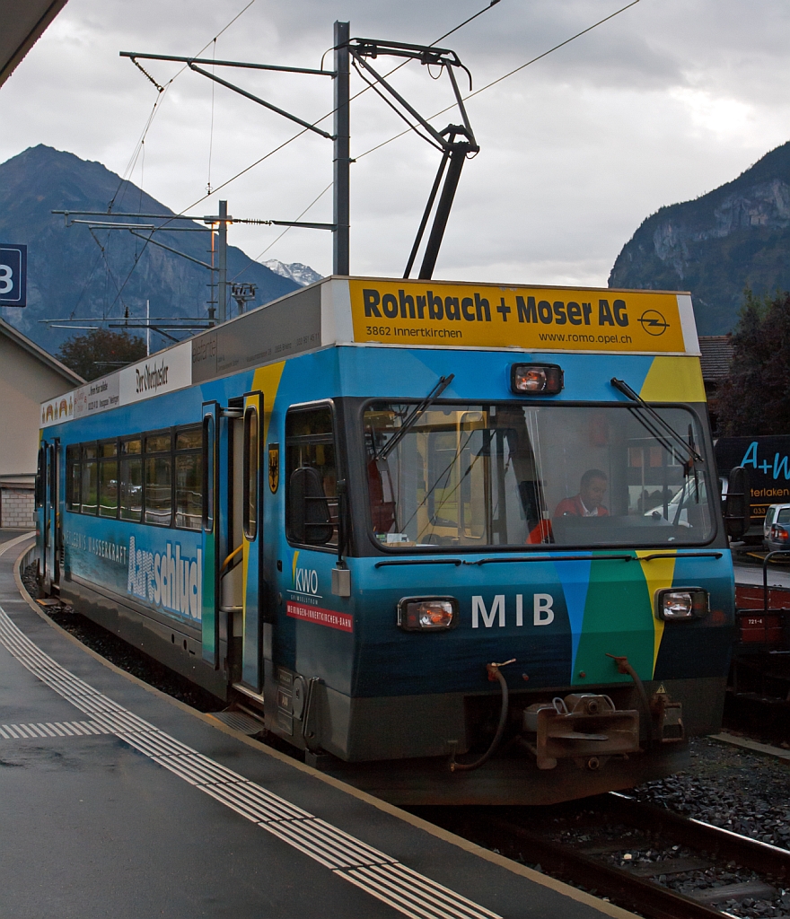MIB - Triebwagen Be 4/4 8 im Bahnhof Meiringen am 29.09.2012.
Die Meiringen-Innertkirchen-Bahn, abgek�rzt MIB, ist eine meterspurige Schmalspurbahn. Sie verbindet auf einer knapp f�nf Kilometer langen Strecke Meiringen mit Innertkirchen, mit den Zwischenstationen an der Aareschlucht.

Der Be 4/4 8 ist ein elektrischer Triebwagen und ist aufgrund der K�rze der Strecke und des daraus folgenden geringen Bedarfes an Fahrzeugen ein Einzelst�ck. Er wurde von Stadler Rail 1996 gebaut.

Techn. Daten:
Achsformel ist B'B' >  L�nge �ber Kupplung 18.400 mm > Leergewicht 25 t >  H�chstgeschwindigkeit 75 km/h > Stundenleistung 360 kW (1.2 kV Gleichstrom) �ber einen Fahrmotor > Sitzpl�tze 40 