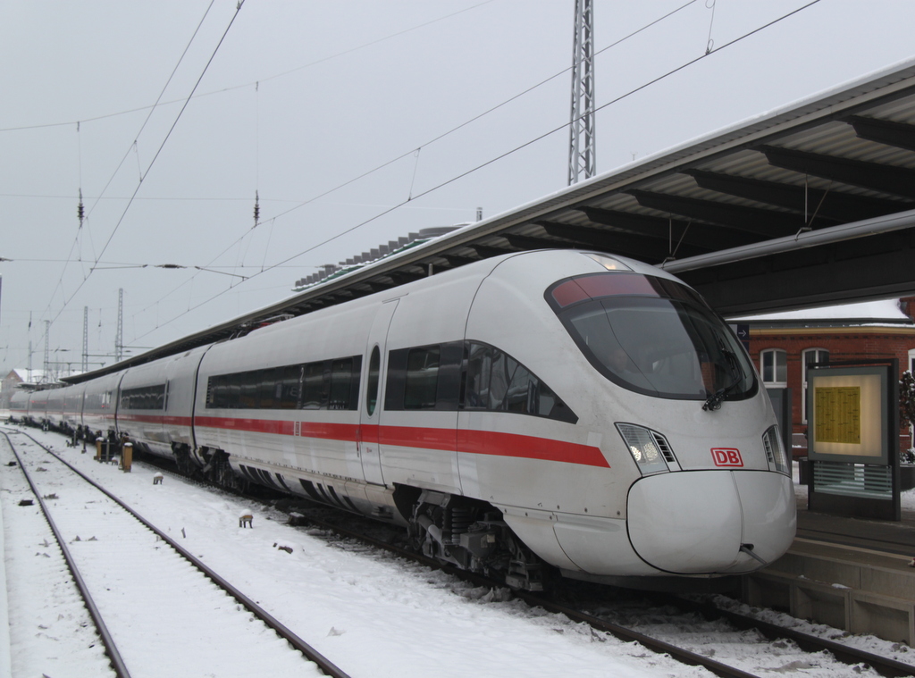 mit 30 Mintuen Versptung kam 411 071-4 als ICE1611 von Warnemnde nach Mnchen Hbf im Rostocker Hbf an,geplante Ankunft war eigentlich 
09:16 Uhr.08.12.2012