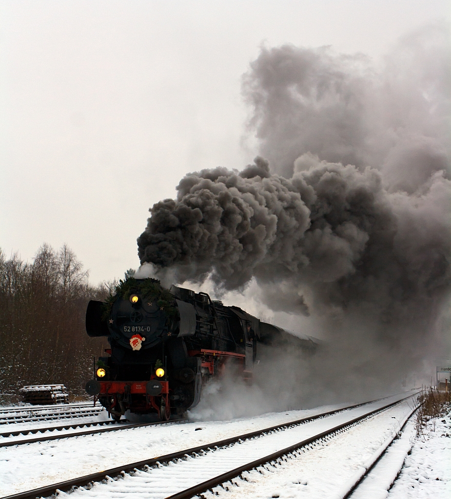 Mit mchtiger Rauchfahne durchfhrt die Betzdorfer 52 8134-0 am 02.12.2012 Herdorf, hier beim Bahnhof. Heute veranstalten die Eisenbahnfreunden Betzdorf ihre alljhrlichen Nikolausfahrten zwischen Betzdorf/Sieg und Wrgendorf.