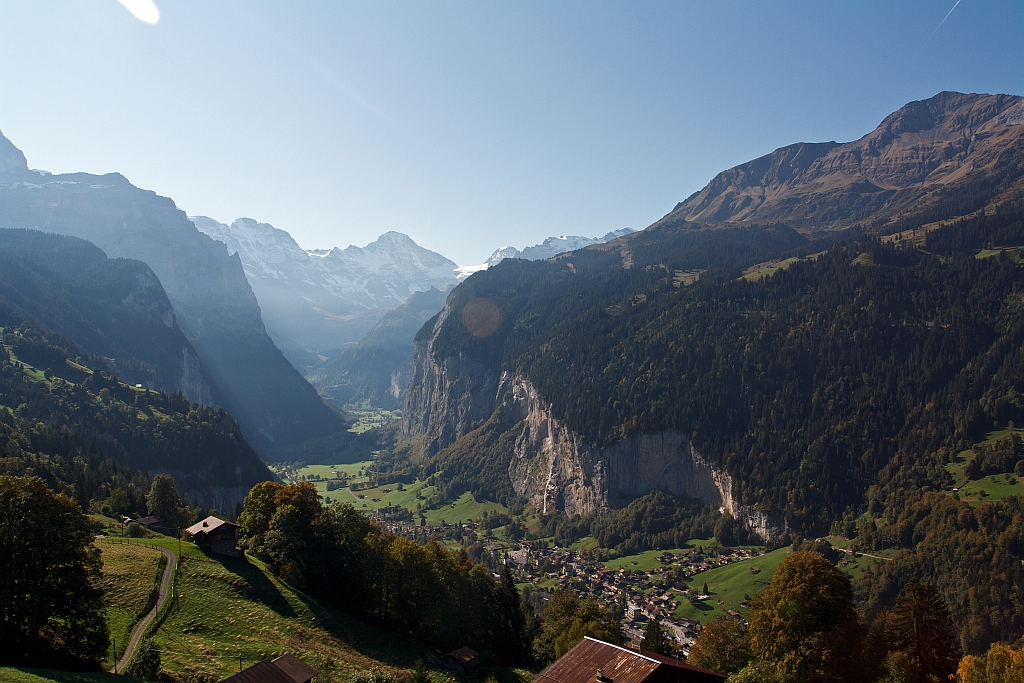 Mit der WAB, der lngsten Zahnradbahn der Weld, am 02.10.2011 auf dem Weg zur Kleinen Scheidegg, hier nochmal ein Blick auf Lauterbrunnen.