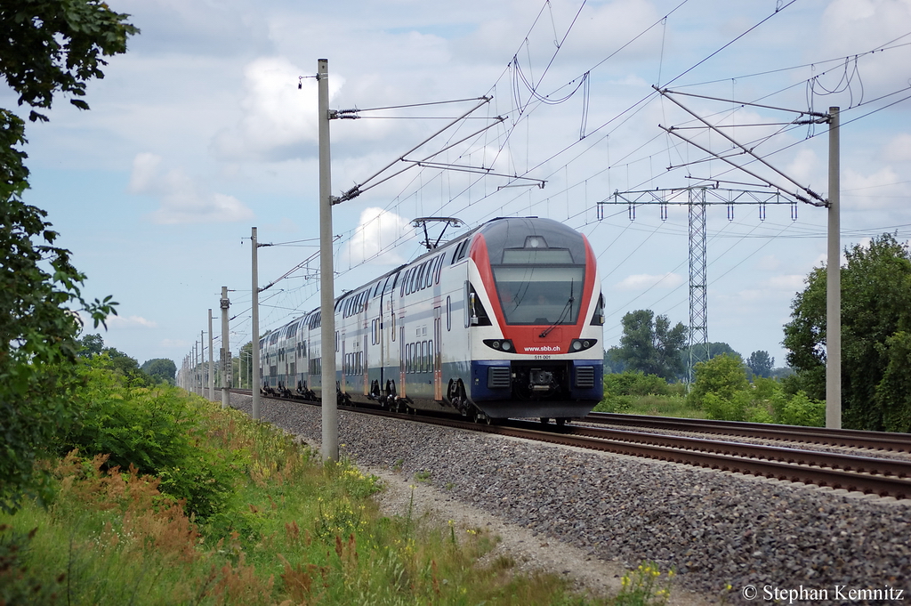 Momentan finden auf der Hamburger Schiene zwischen Nauen und Neustadt(Dosse) Stadler Probefahrten mit einem Doppelstocktriebenwagen RABe 511 (Dosto) statt. Hier kommt gerade 511 001 durch Vietznitz aus Neustadt(Dosse) zurck und fhrt nach Nauen weiter. Netten Gr zurck! 27.07.2011