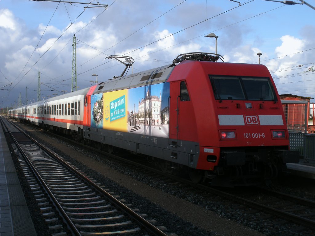 Nachdem ich am Vortag ein Seitenbild von der neuen Werbe 101 hochgeladen habe,nun ein Bild,vom 08.Oktober 2011,und 101 001 in ihren ganzen  Schnheit  mit dem IC 2356 Binz-Frankfurt Flughafen in Bergen/Rgen