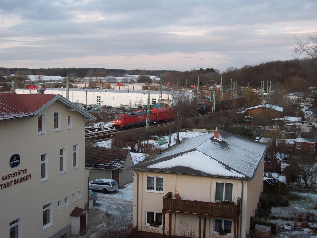 Nachdem meine Kamera wieder aufgetaut war,konnte ich aus meinen warmen Zimmer 152 082 am 13.Dezember 2010 bei der Einfahrt fotografieren.