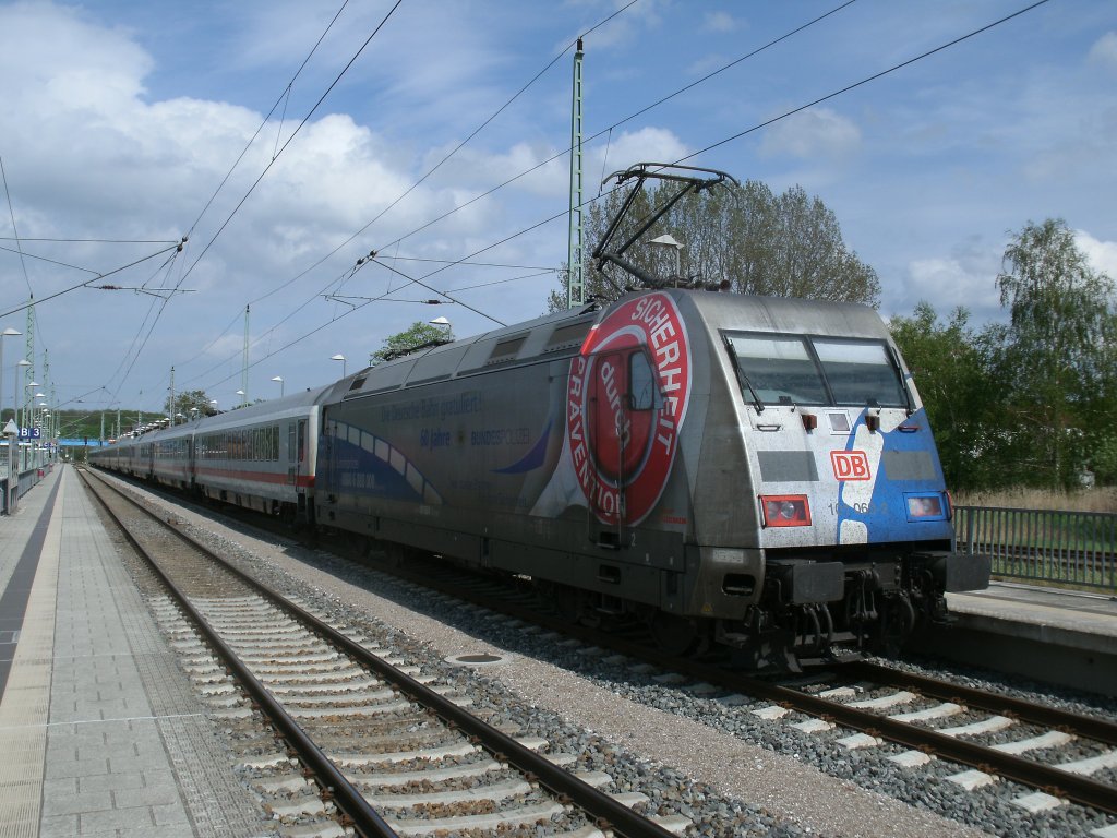 Nachdem mich Stefan informiert hatte das wieder die 101 060-2 nach Rgen kommt,bin ich,am 11.Mai 2012,zum Bahnhof und habe den IC 2212 Koblenz-Binz beim Halt in Bergen/Rgen fotografiert.