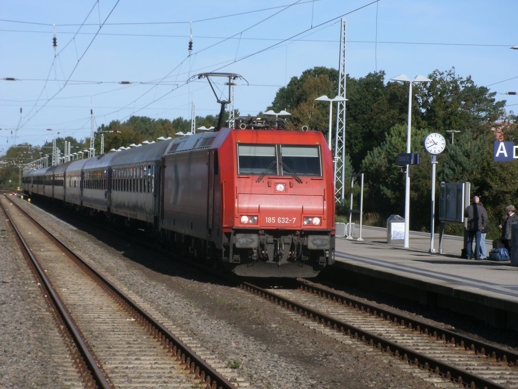 Nachdem der Saufzug,seit dem 07.Oktober 2011,in Bergen/Rgen abgestellt wurde,kam dieser als Leerpark,am 09.Oktober 2011,nach Binz um von der HGK 185 632 nach Kln zurck gebracht zuwerden.