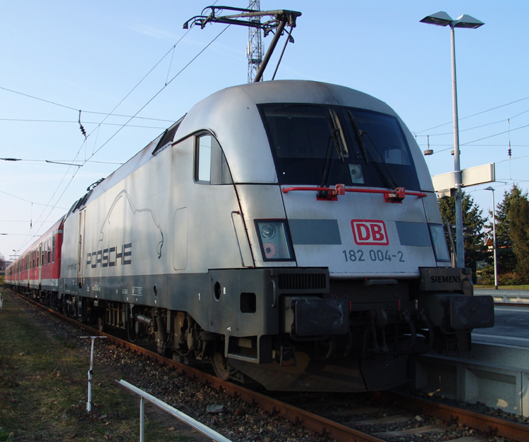 Nahaufname von 182 004-2 mit RE18591 von Warnemnde nach Berlin Hbf(tief)kurz nach der Ankunft im Bahnhof Warnemnde.(27.03.2011)