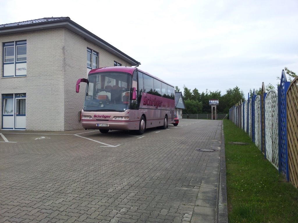 Neoplan Euroliner von Schrger aus Deutschland im Gewerbegebiet Sassnitz.