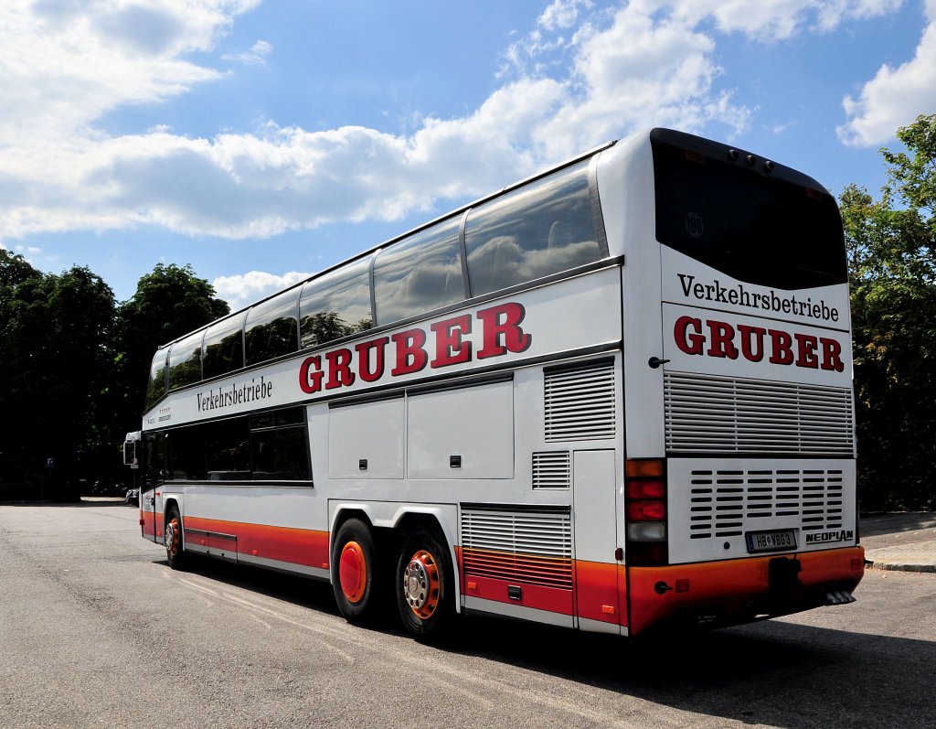 NEOPLAN N-122/3 L Skyliner von den Verkehrsbetrieben GRUBER aus sterreich am 20.7.2013 in Krems.