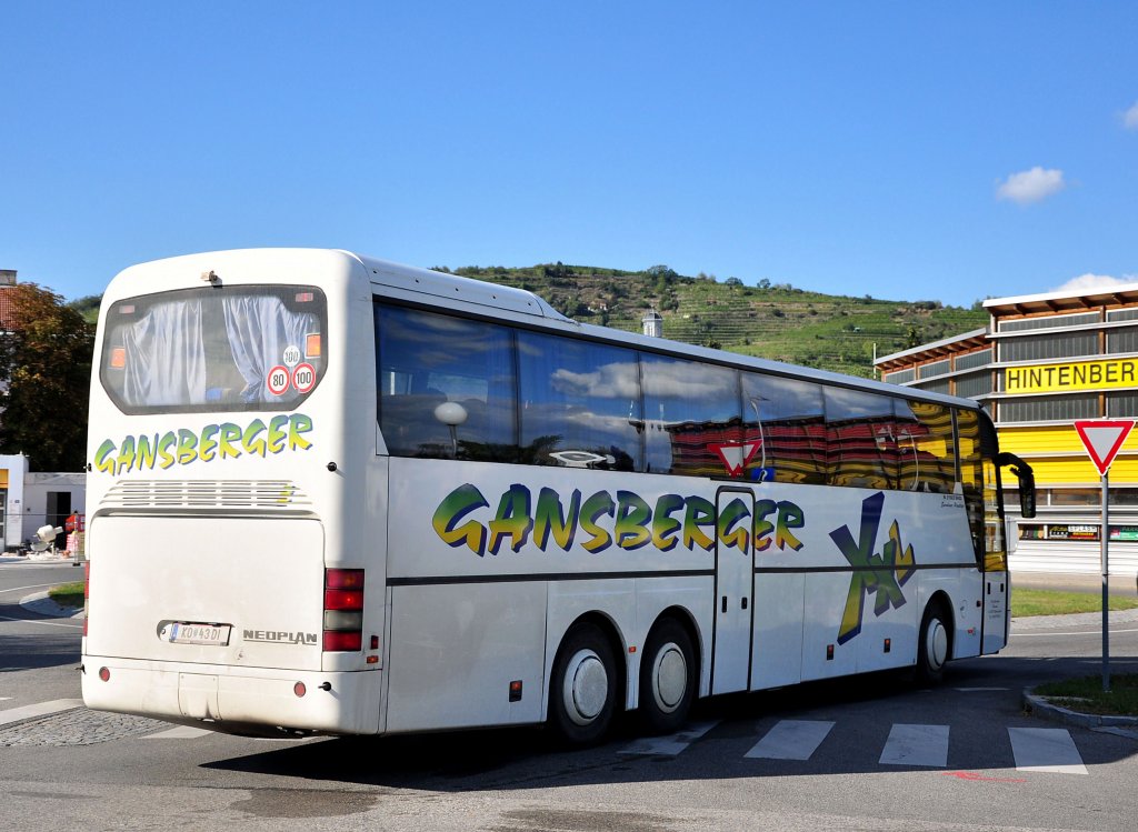 NEOPLAN N 316/3 SHDL EUROLINER PRESTIGE von GANSBERGER Reisen aus Niedersterreich im September 2012 in Krems an der Donau unterwegs.