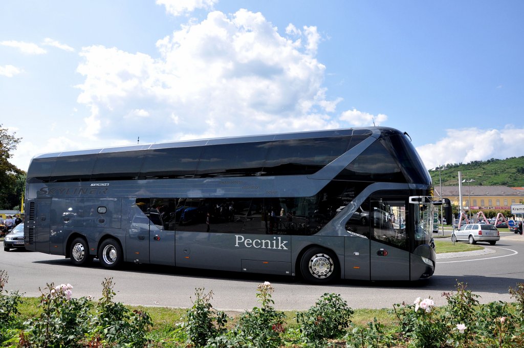 NEOPLAN SKYLINER von PECNIK aus der BRD am 13.7.2013 in Krems an der Donau unterwegs.