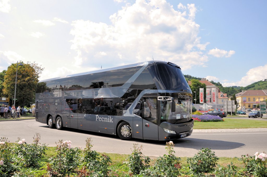 NEOPLAN SKYLINER von PECNIK aus der BRD am 13.7.2013 in Krems an der Donau unterwegs.