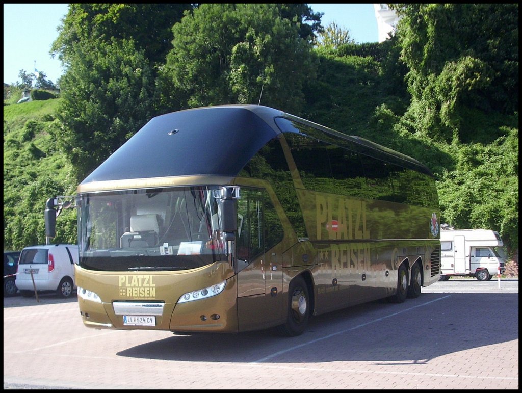 Neoplan Starliner von Platzl-Reisen aus sterreich im Stadthafen Sassnitz.