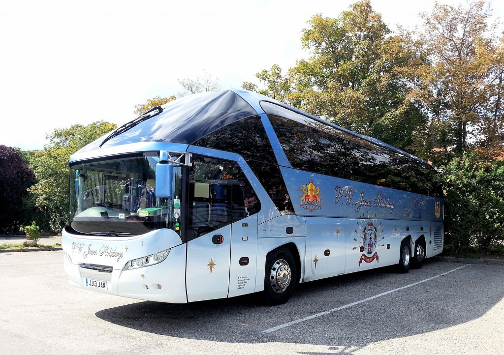 NEOPLAN STARLINER,rechts gesteuert,von P.W.Jones Holidays aus England am 13.8.2013 in Krems an der Donau.