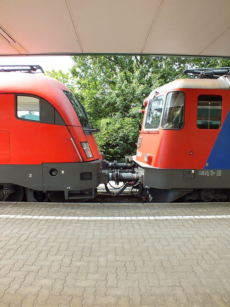 Nicht alltglich ist diese Doppeltraktion. Nun ja, eigentlich ist es ja keine Doppeltraktion, weil die 421 geschleppt wurde. Dennoch war die Ausfahrt des nunmehr um 40 Minuten verspteten Eurocity nach Zrich das Foto wert. Der Taurus hatte kaum die anfahrtypische Tonleiter abgespielt, da kam der Zug durch eine Vollbremsung auch schon wieder zum Stehen, sodass der Fotograf alle Zeit der Welt hatte, dieses Foto anzufertigen. Unmittelbar nachdem der Auslser bettigt war, ging es endgltig weiter.