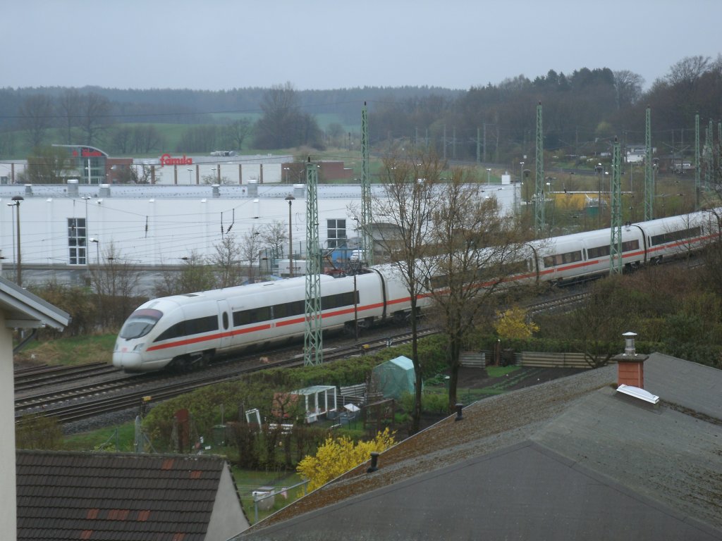 Nicht immer brauche ich wegen einem Zug extra zum Bahnhof laufen auch wenn der Bahnhof nicht einmal fnf Minuten entfernt ist.So konnte ich,am 22.April 2012,den 411 051-6 bei der Einfahrt in Bergen/Rgen aus meinem Zimmerfenster fotografieren der bis zum 04.Mai 2012 als Ersatzzug 2513 von Binz nach Rostock fhrt.