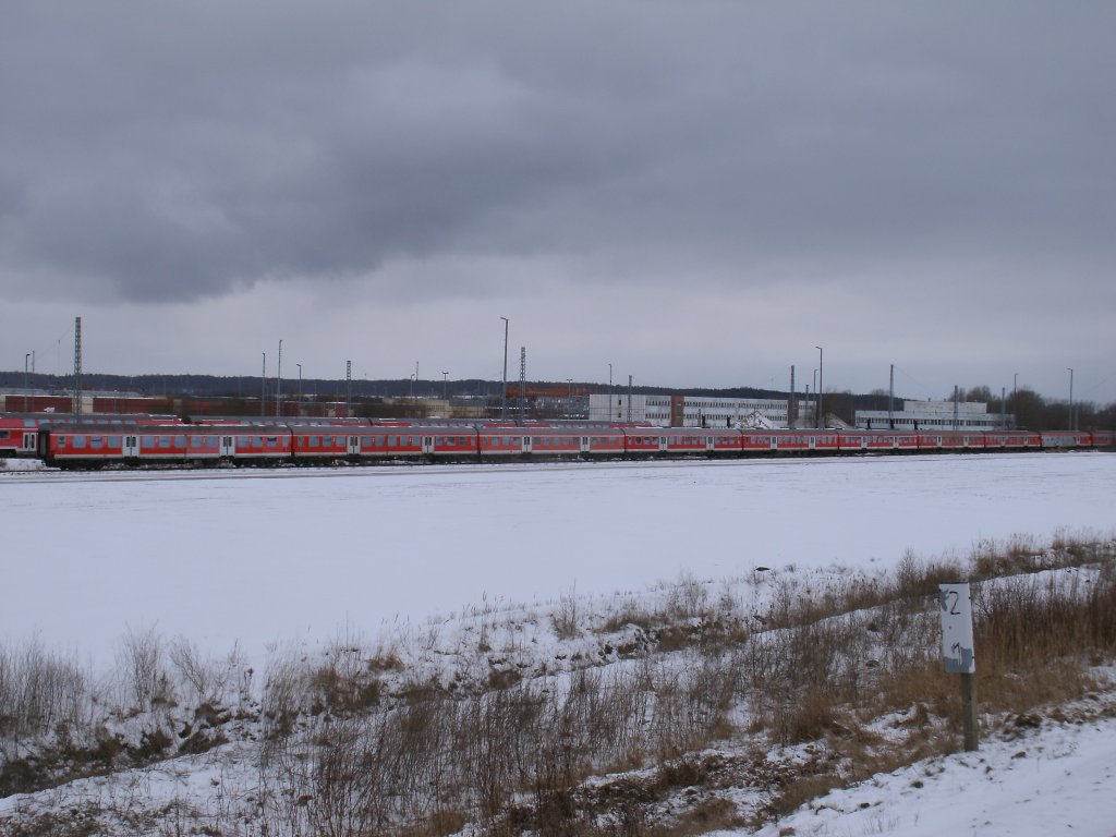 Nicht zubersehen die endlose abgestellte Reihe an RE-Wagen in Mukran.Aufgenommen am 18.Januar 2013.