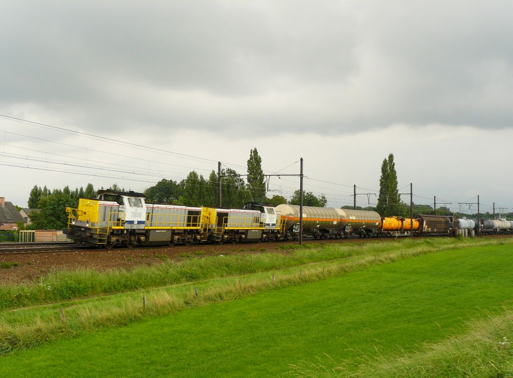 NMBS 7800 und 7807 mit Gterzug. Ekeren bei Antwerpen 12-08-2011.
NMBS 7800 en 7807 met goederentrein. Ekeren 12-08-2011.