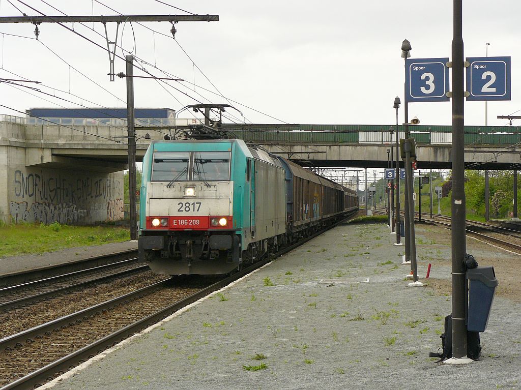 NMBS locomotief 2817 met goederentrein Antwerpen Noorderdokken 10-05-2013.